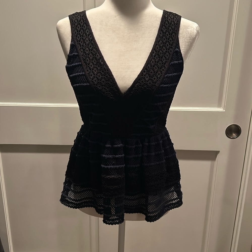 CHELSEA 28 BLACK & NAVY PEPLUM TOP SIZE XS